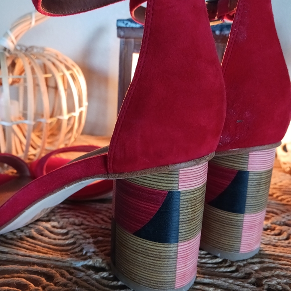 Heels - Picture 2 of 4